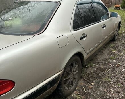 Сірий Мерседес 220, об'ємом двигуна 2.2 л та пробігом 300 тис. км за 2143 $, фото 5 на Automoto.ua