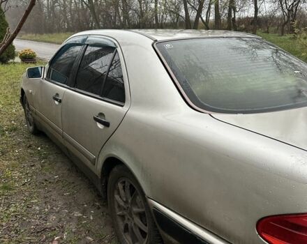 Сірий Мерседес 220, об'ємом двигуна 2.2 л та пробігом 300 тис. км за 2143 $, фото 4 на Automoto.ua