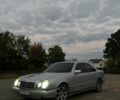 Сірий Мерседес 220, об'ємом двигуна 2.2 л та пробігом 431 тис. км за 2402 $, фото 1 на Automoto.ua