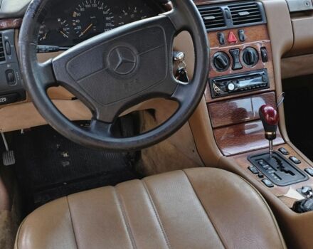 Серый Мерседес 220, объемом двигателя 2.2 л и пробегом 333 тыс. км за 1899 $, фото 18 на Automoto.ua