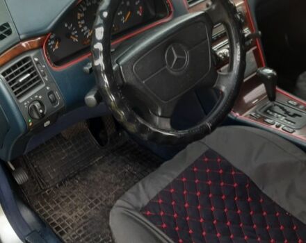 Серый Мерседес 220, объемом двигателя 2.9 л и пробегом 370 тыс. км за 4300 $, фото 4 на Automoto.ua