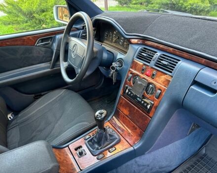 Серый Мерседес 220, объемом двигателя 2.2 л и пробегом 340 тыс. км за 3600 $, фото 12 на Automoto.ua