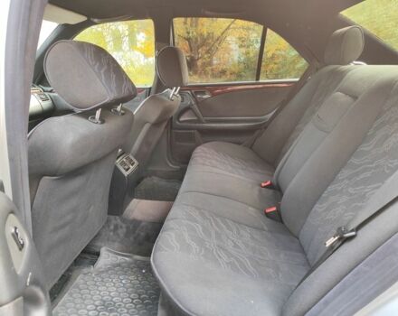 Серый Мерседес 220, объемом двигателя 2 л и пробегом 350 тыс. км за 1800 $, фото 6 на Automoto.ua