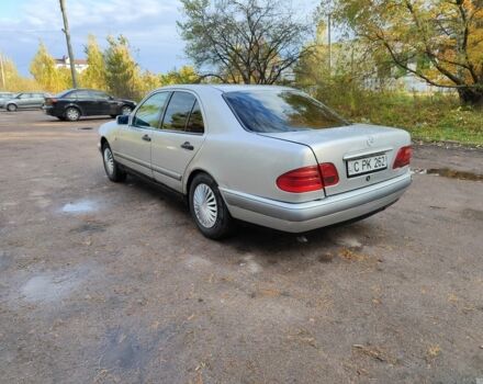 Серый Мерседес 220, объемом двигателя 2 л и пробегом 350 тыс. км за 1800 $, фото 2 на Automoto.ua