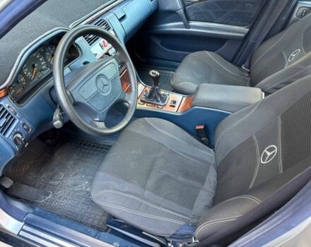 Серый Мерседес 220, объемом двигателя 2.2 л и пробегом 340 тыс. км за 3600 $, фото 11 на Automoto.ua