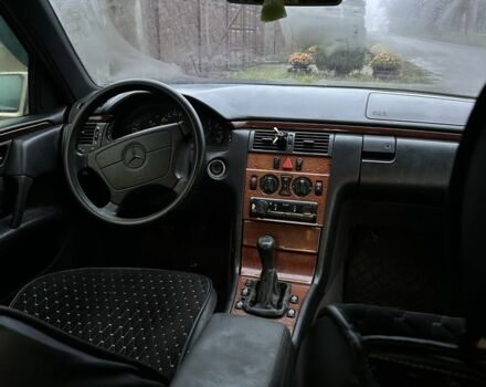 Сірий Мерседес 220, об'ємом двигуна 2.2 л та пробігом 300 тис. км за 2143 $, фото 6 на Automoto.ua