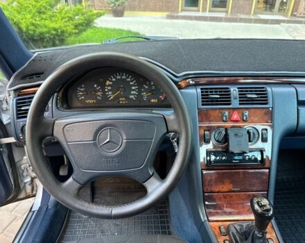 Серый Мерседес 220, объемом двигателя 2.2 л и пробегом 340 тыс. км за 3600 $, фото 10 на Automoto.ua