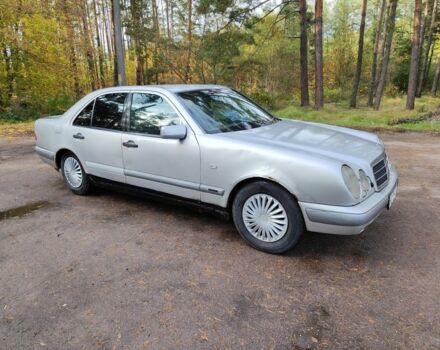 Серый Мерседес 220, объемом двигателя 2 л и пробегом 350 тыс. км за 1800 $, фото 1 на Automoto.ua