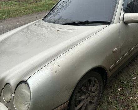 Сірий Мерседес 220, об'ємом двигуна 2.2 л та пробігом 300 тис. км за 2143 $, фото 1 на Automoto.ua