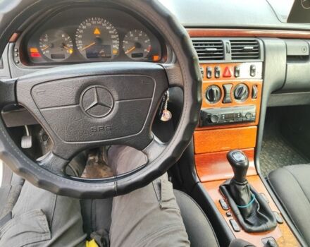 Серый Мерседес 220, объемом двигателя 2 л и пробегом 350 тыс. км за 1800 $, фото 5 на Automoto.ua