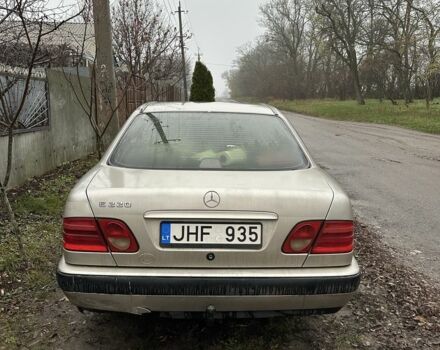 Сірий Мерседес 220, об'ємом двигуна 2.2 л та пробігом 300 тис. км за 2143 $, фото 3 на Automoto.ua