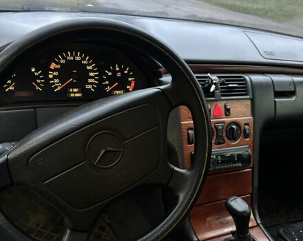 Сірий Мерседес 220, об'ємом двигуна 2.2 л та пробігом 300 тис. км за 2143 $, фото 7 на Automoto.ua