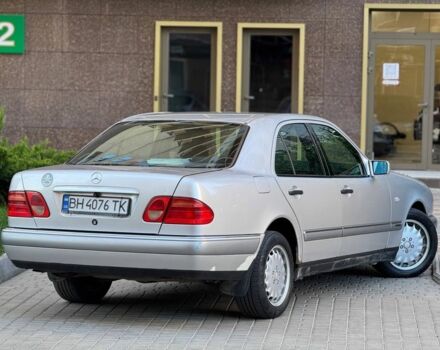 Серый Мерседес 220, объемом двигателя 2.2 л и пробегом 340 тыс. км за 3600 $, фото 7 на Automoto.ua