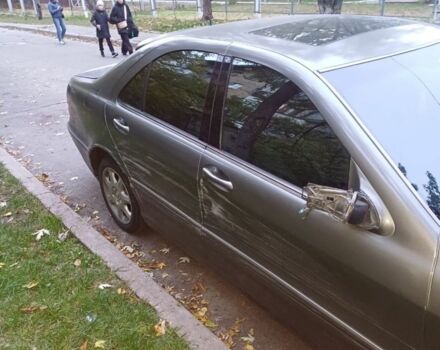 Серый Мерседес 220, объемом двигателя 5 л и пробегом 420 тыс. км за 2800 $, фото 2 на Automoto.ua