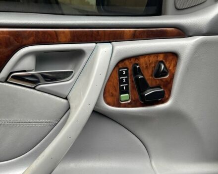 Серый Мерседес 220, объемом двигателя 2.2 л и пробегом 330 тыс. км за 4200 $, фото 3 на Automoto.ua