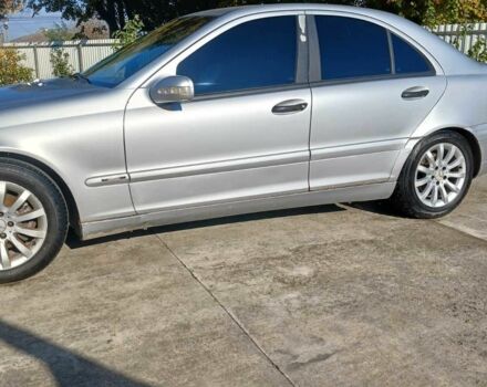 Серый Мерседес 220, объемом двигателя 2.2 л и пробегом 270 тыс. км за 3600 $, фото 2 на Automoto.ua