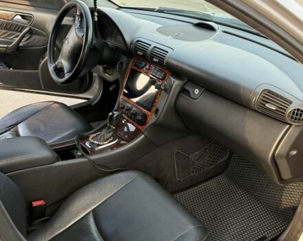 Серый Мерседес 220, объемом двигателя 2.1 л и пробегом 390 тыс. км за 5000 $, фото 5 на Automoto.ua