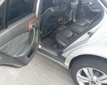 Серый Мерседес 220, объемом двигателя 3.2 л и пробегом 450 тыс. км за 5300 $, фото 5 на Automoto.ua