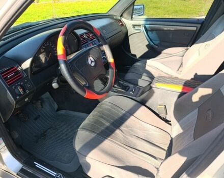 Серый Мерседес 220, объемом двигателя 2.2 л и пробегом 342 тыс. км за 3500 $, фото 3 на Automoto.ua