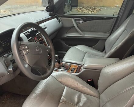 Серый Мерседес 220, объемом двигателя 2.2 л и пробегом 330 тыс. км за 4500 $, фото 4 на Automoto.ua