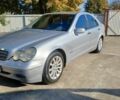 Серый Мерседес 220, объемом двигателя 2.2 л и пробегом 270 тыс. км за 3600 $, фото 1 на Automoto.ua