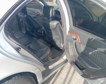 Серый Мерседес 220, объемом двигателя 3.2 л и пробегом 450 тыс. км за 5300 $, фото 4 на Automoto.ua