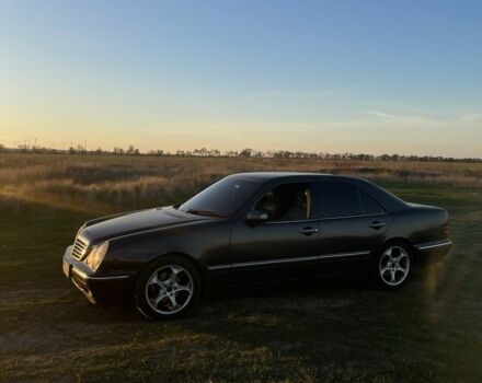 Серый Мерседес 220, объемом двигателя 2.2 л и пробегом 330 тыс. км за 4200 $, фото 1 на Automoto.ua