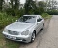 Серый Мерседес 220, объемом двигателя 2.1 л и пробегом 450 тыс. км за 3099 $, фото 1 на Automoto.ua