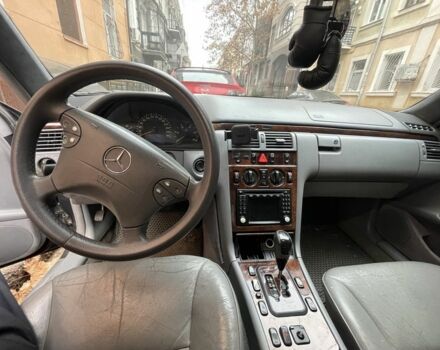 Серый Мерседес 220, объемом двигателя 2.2 л и пробегом 330 тыс. км за 4200 $, фото 6 на Automoto.ua