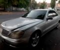 Серый Мерседес 220, объемом двигателя 3.2 л и пробегом 438 тыс. км за 3400 $, фото 1 на Automoto.ua