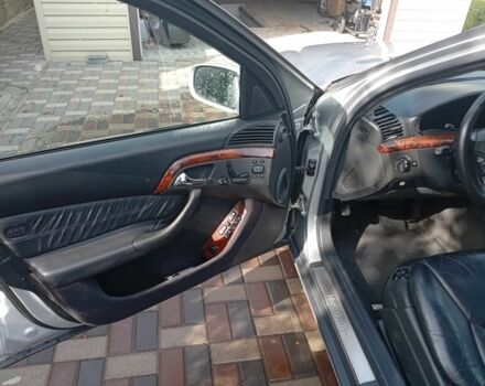 Серый Мерседес 220, объемом двигателя 3.2 л и пробегом 305 тыс. км за 6400 $, фото 14 на Automoto.ua