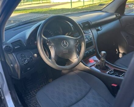 Серый Мерседес 220, объемом двигателя 2.2 л и пробегом 300 тыс. км за 1950 $, фото 6 на Automoto.ua