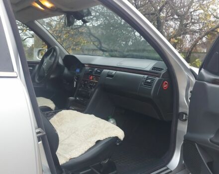 Серый Мерседес 220, объемом двигателя 2.1 л и пробегом 535 тыс. км за 2963 $, фото 11 на Automoto.ua