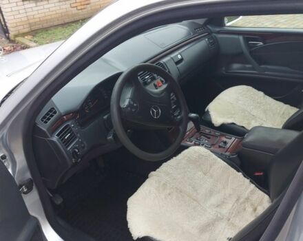 Серый Мерседес 220, объемом двигателя 2.1 л и пробегом 535 тыс. км за 2963 $, фото 5 на Automoto.ua