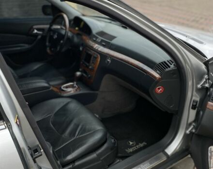 Серый Мерседес 220, объемом двигателя 3.2 л и пробегом 350 тыс. км за 4699 $, фото 11 на Automoto.ua