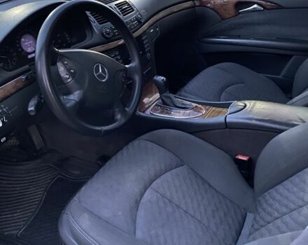 Серый Мерседес 220, объемом двигателя 2.2 л и пробегом 351 тыс. км за 5400 $, фото 4 на Automoto.ua