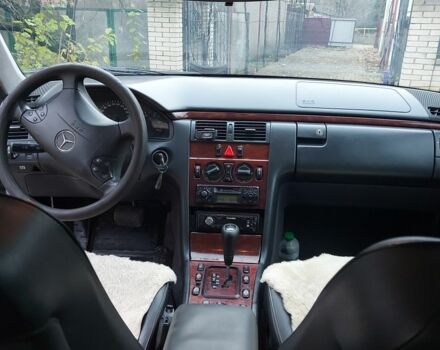 Серый Мерседес 220, объемом двигателя 2.1 л и пробегом 535 тыс. км за 2963 $, фото 3 на Automoto.ua