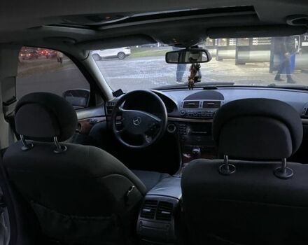 Серый Мерседес 220, объемом двигателя 2.2 л и пробегом 351 тыс. км за 5400 $, фото 6 на Automoto.ua