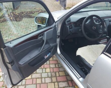 Серый Мерседес 220, объемом двигателя 2.1 л и пробегом 535 тыс. км за 2963 $, фото 4 на Automoto.ua