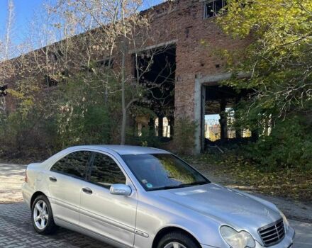 Серый Мерседес 220, объемом двигателя 2.2 л и пробегом 330 тыс. км за 4500 $, фото 1 на Automoto.ua