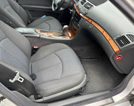 Серый Мерседес 220, объемом двигателя 2.1 л и пробегом 361 тыс. км за 7000 $, фото 11 на Automoto.ua