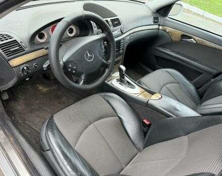 Серый Мерседес 220, объемом двигателя 2.7 л и пробегом 200 тыс. км за 3800 $, фото 4 на Automoto.ua