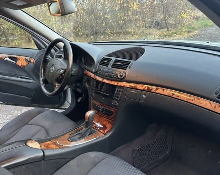 Серый Мерседес 220, объемом двигателя 2.2 л и пробегом 311 тыс. км за 3420 $, фото 4 на Automoto.ua