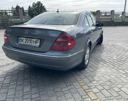 Серый Мерседес 220, объемом двигателя 2.1 л и пробегом 263 тыс. км за 10500 $, фото 2 на Automoto.ua