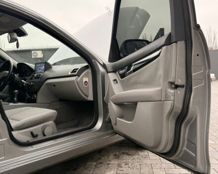 Серый Мерседес 220, объемом двигателя 2.1 л и пробегом 256 тыс. км за 5600 $, фото 13 на Automoto.ua