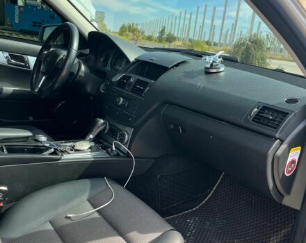 Серый Мерседес 220, объемом двигателя 2.1 л и пробегом 271 тыс. км за 12000 $, фото 16 на Automoto.ua