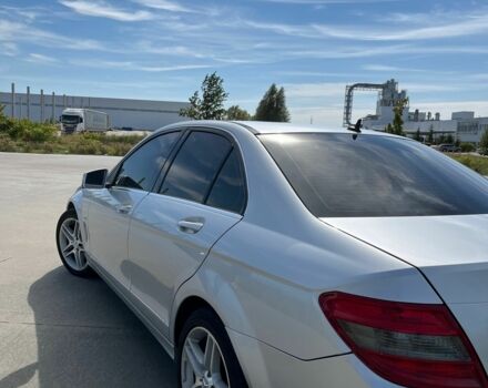 Серый Мерседес 220, объемом двигателя 2.1 л и пробегом 271 тыс. км за 12000 $, фото 3 на Automoto.ua