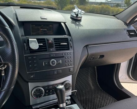 Серый Мерседес 220, объемом двигателя 2.1 л и пробегом 271 тыс. км за 12000 $, фото 13 на Automoto.ua