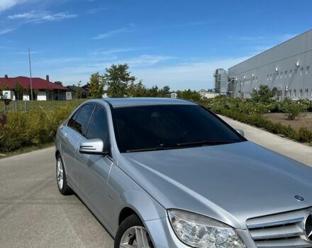 Серый Мерседес 220, объемом двигателя 2.1 л и пробегом 271 тыс. км за 12000 $, фото 5 на Automoto.ua