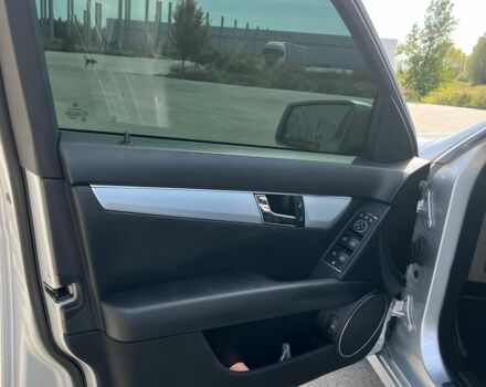 Серый Мерседес 220, объемом двигателя 2.1 л и пробегом 271 тыс. км за 12000 $, фото 14 на Automoto.ua